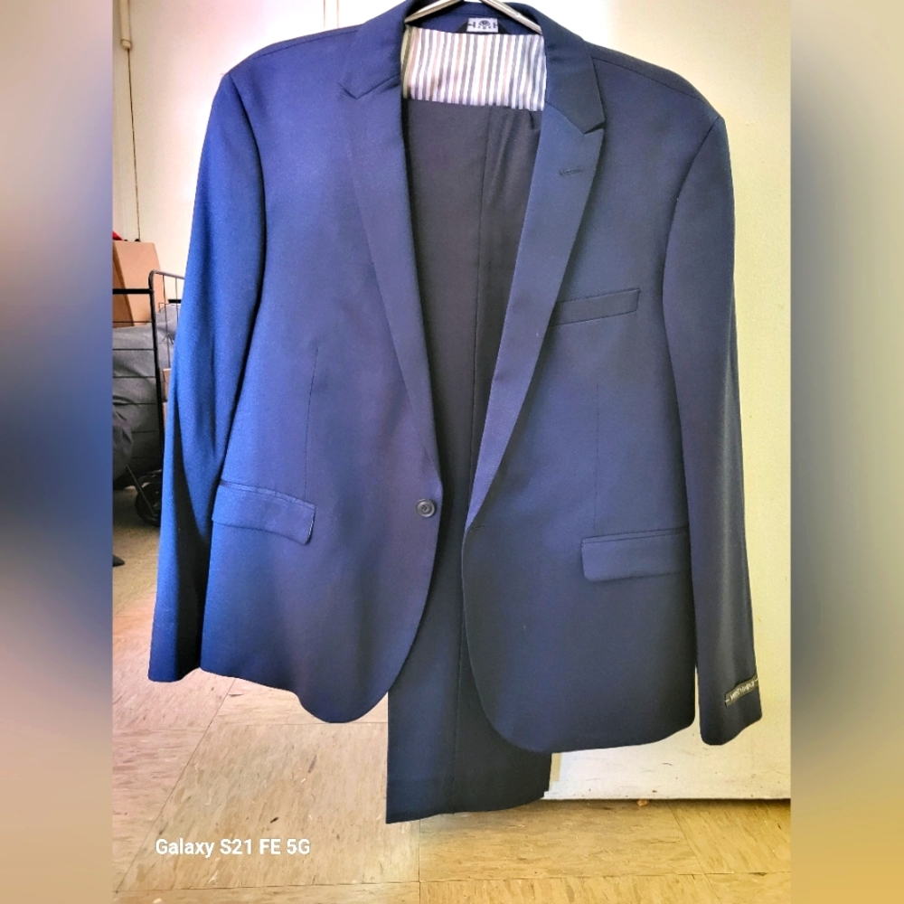 3-PIECE MENS NAVY BLUE SUIT, SLIM FIT. PANTS WAIST 34" LENGHT "32. JACKET 42,V-L